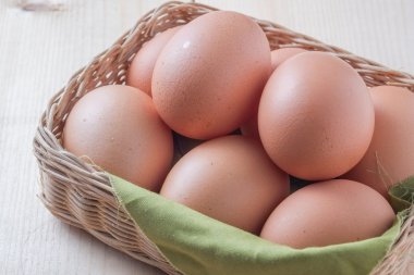 Ahşap arka plan üzerinde yumurta