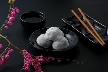 Siyah ahşap zemin üzerine Japon tatlı siyah susam daifuku