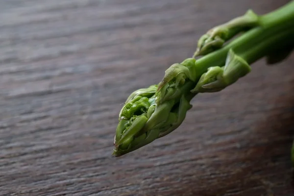 Asperges vertes fraîches pour la cuisson . — Photo