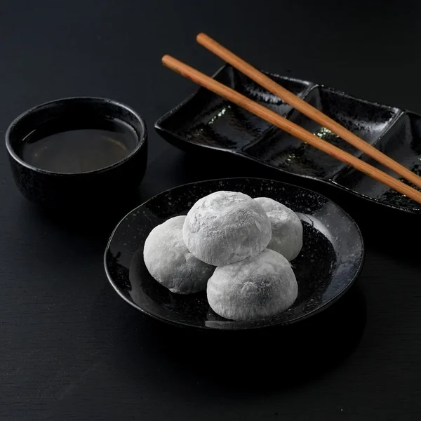 Daifuku japonské sladký černý sezam na černém pozadí dřevěná — Stock fotografie