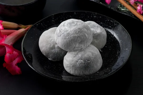 Japansk söt svart sesam daifuku på svart trä bakgrund — Stockfoto