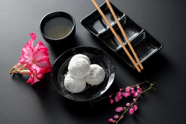 Daifuku japonské sladký černý sezam na černém pozadí dřevěná — Stock fotografie