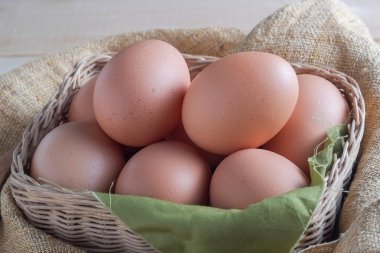 Ahşap arka plan üzerinde yumurta