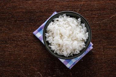 Taneli beyaz pirinç bir kase