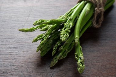 Taze yeşil kuşkonmaz yemek pişirmek için.