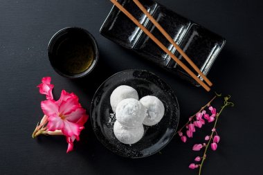 Siyah ahşap zemin üzerine Japon tatlı siyah susam daifuku