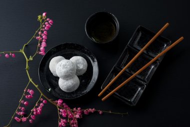 Siyah ahşap zemin üzerine Japon tatlı siyah susam daifuku