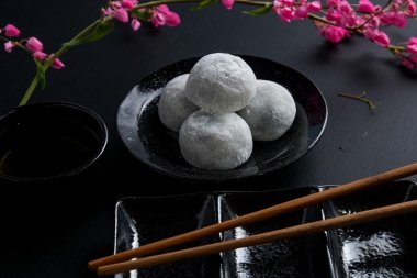Siyah ahşap zemin üzerine Japon tatlı siyah susam daifuku