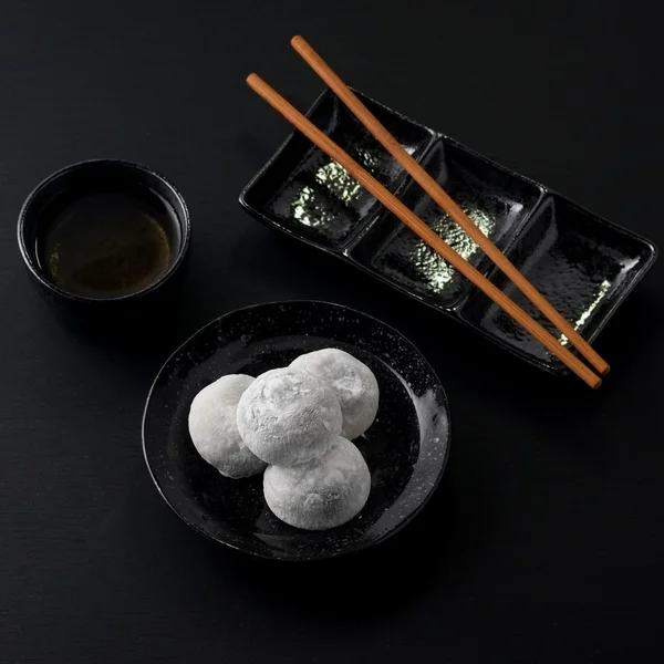 Siyah ahşap zemin üzerine Japon tatlı siyah susam daifuku — Stok fotoğraf