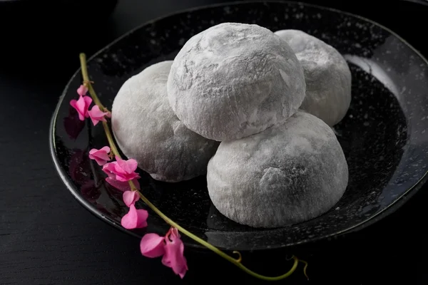 Japansk söt svart sesam daifuku på svart trä bakgrund — Stockfoto