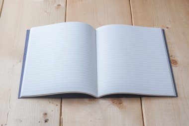 Geri dönüşümlü kağıt kitap ahşap arka plan üzerinde