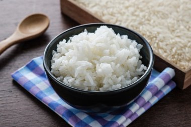 Taneli beyaz pirinç bir kase