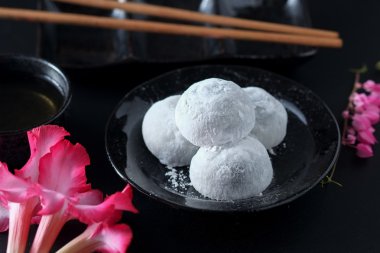Siyah ahşap zemin üzerine Japon tatlı siyah susam daifuku