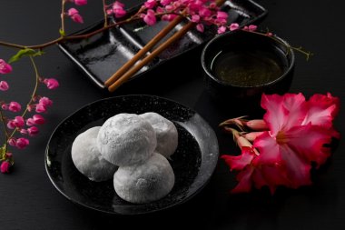 Siyah ahşap zemin üzerine Japon tatlı siyah susam daifuku