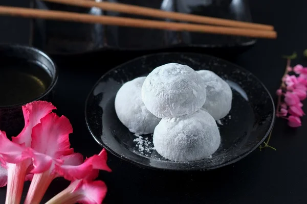 Daifuku japonské sladký černý sezam na černém pozadí dřevěná — Stock fotografie