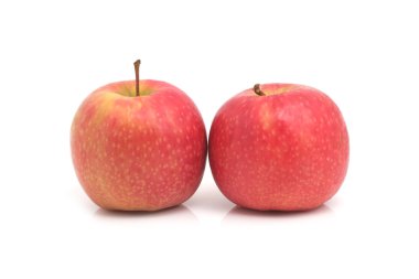 Beyaz arkaplanda kırmızı elma