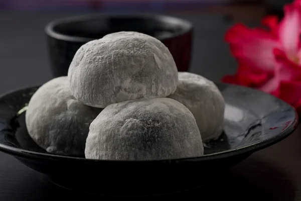 Japonés dulce negro sésamo daifuku sobre fondo de madera negro — Foto de Stock