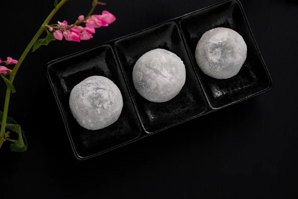 Daifuku japonské sladký černý sezam na černém pozadí dřevěná — Stock fotografie