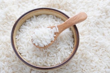 Taneli beyaz pirinç bir kase