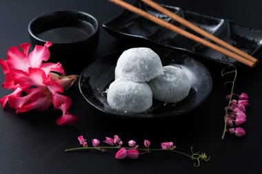 Siyah ahşap zemin üzerine Japon tatlı siyah susam daifuku