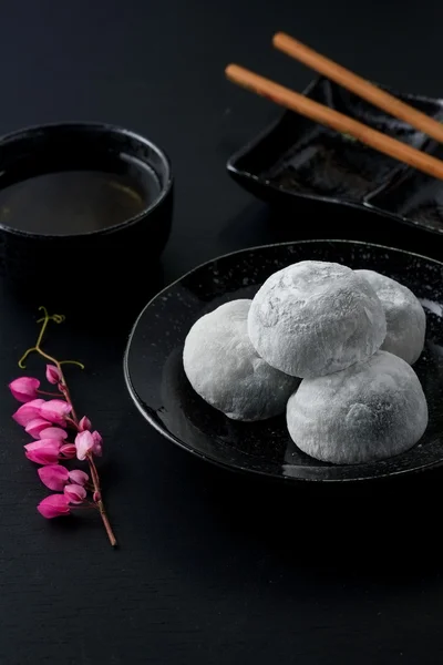 Japonés dulce negro sésamo daifuku sobre fondo de madera negro — Foto de Stock