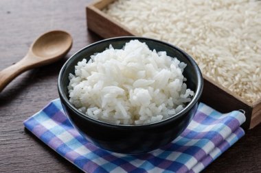 Taneli beyaz pirinç bir kase