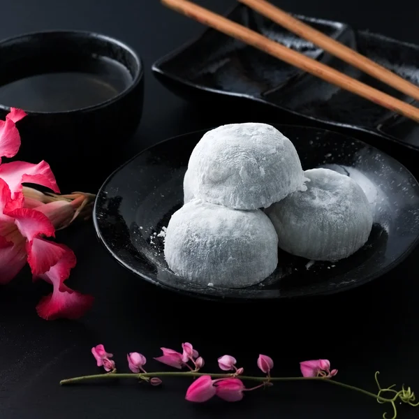 Japanischer süßer schwarzer Sesamdaifuku auf schwarzem Holzhintergrund — Stockfoto