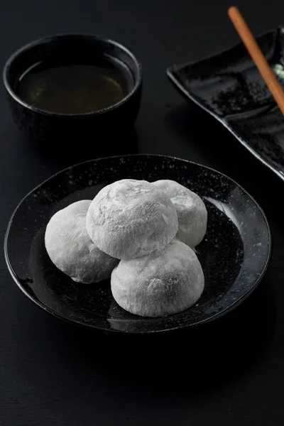 Japanischer süßer schwarzer Sesamdaifuku auf schwarzem Holzhintergrund — Stockfoto