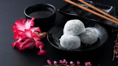 Siyah ahşap zemin üzerine Japon tatlı siyah susam daifuku