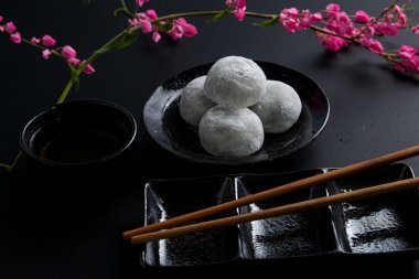 Siyah ahşap zemin üzerine Japon tatlı siyah susam daifuku