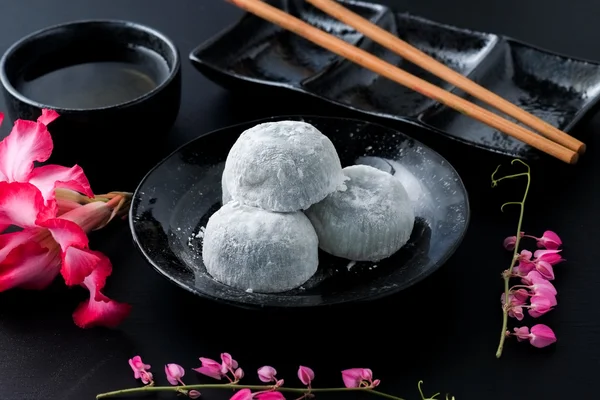 Japonés dulce negro sésamo daifuku sobre fondo de madera negro — Foto de Stock