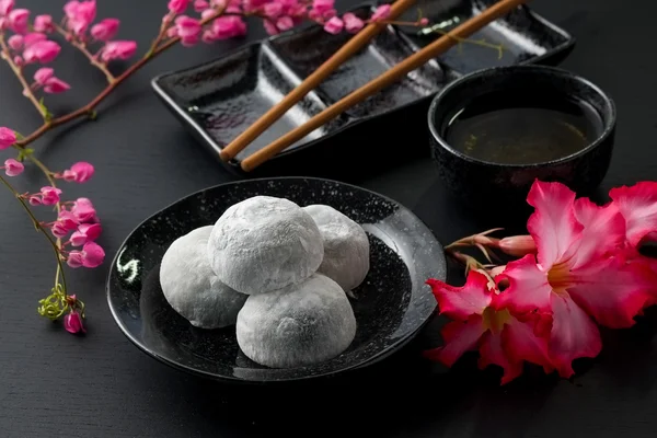 Japonês doce preto gergelim daifuku no fundo de madeira preta — Fotografia de Stock