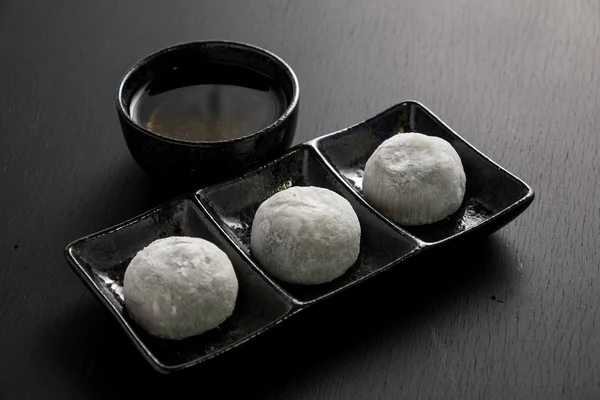 Daifuku japonské sladký černý sezam na černém pozadí dřevěná — Stock fotografie