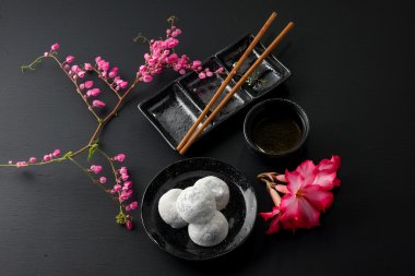 Siyah ahşap zemin üzerine Japon tatlı siyah susam daifuku