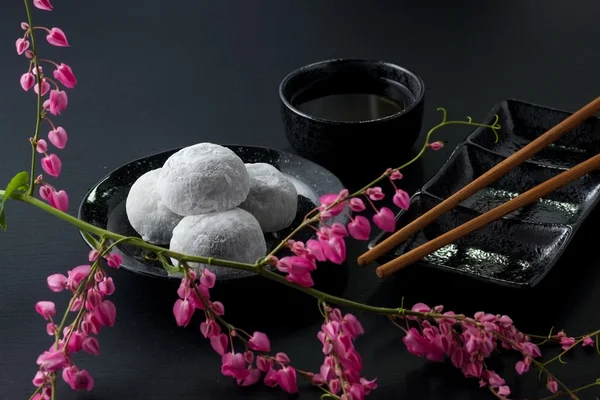 Japonés dulce negro sésamo daifuku sobre fondo de madera negro — Foto de Stock