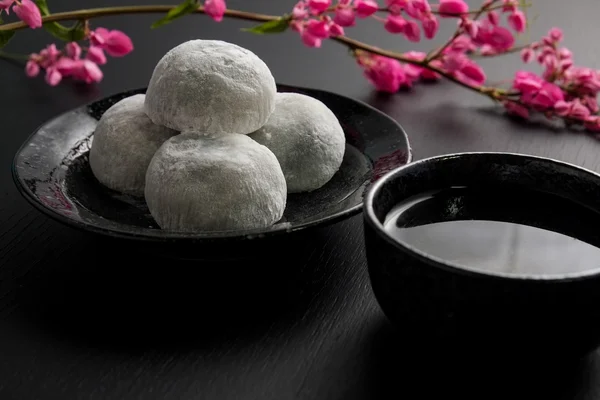 Japonês doce preto gergelim daifuku no fundo de madeira preta — Fotografia de Stock