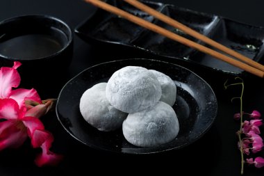 Siyah ahşap zemin üzerine Japon tatlı siyah susam daifuku