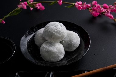 Siyah ahşap zemin üzerine Japon tatlı siyah susam daifuku