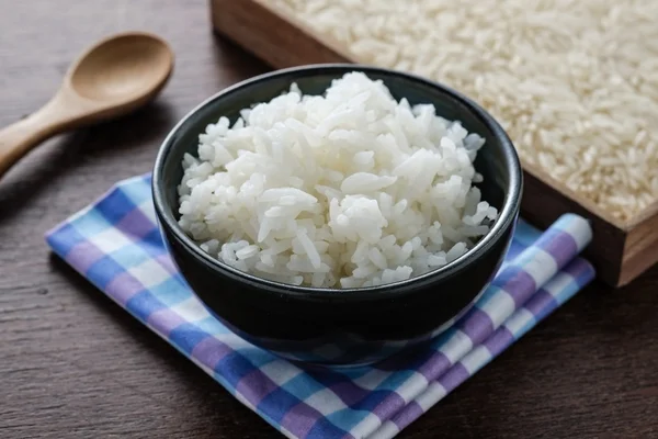 Зерно белого риса в миске — стоковое фото