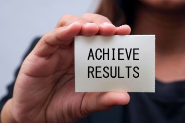 bir iş kadını tarafından gösterilen kartındaki mesaj