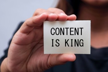 bir iş kadını tarafından gösterilen kartındaki mesaj