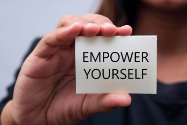 bir iş kadını tarafından gösterilen kartındaki mesaj