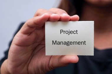 bir iş kadını tarafından gösterilen kartındaki mesaj