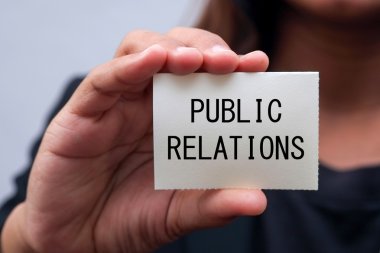 bir iş kadını tarafından gösterilen kartındaki mesaj