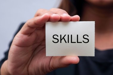 bir iş kadını tarafından gösterilen kartındaki mesaj