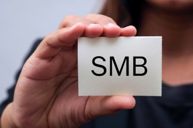 bir iş kadını tarafından gösterilen kartındaki mesaj