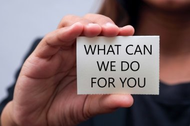 bir iş kadını tarafından gösterilen kartındaki mesaj