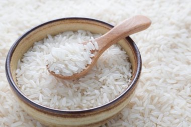 Taneli beyaz pirinç bir kase