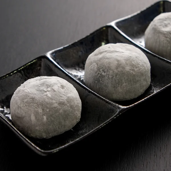 Daifuku japonské sladký černý sezam na černém pozadí dřevěná — Stock fotografie