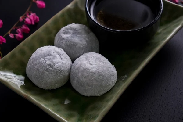 Daifuku japonské sladký černý sezam na černém pozadí dřevěná — Stock fotografie